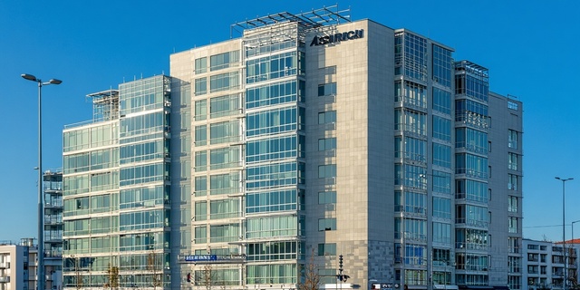 Assurance multirisque immeuble illustrée de manière réaliste en 8K, avec éclairage naturel et composition cinématographique.