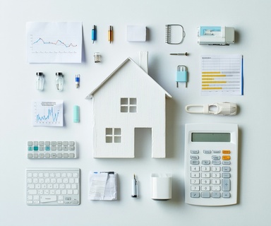 Studio photographique professionnel mettant en scène un concept lié aux déclarations de sinistre et aux actes de vente imm...