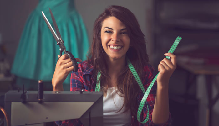 Une couturière très contente d'avoir souscrit à une assurance
