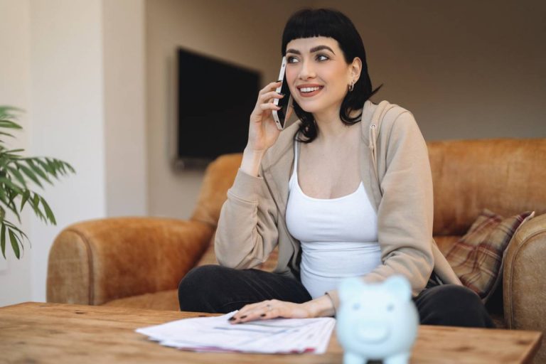 Une personne en train de faire un rachat de crédit