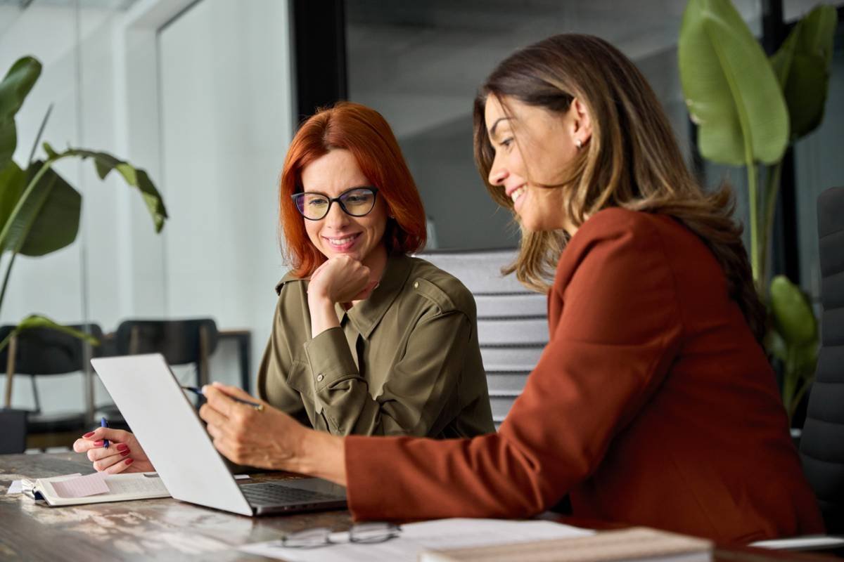 Deux gestionnaires RH comparant les dossiers de dispense de mutuelle d'entreprise